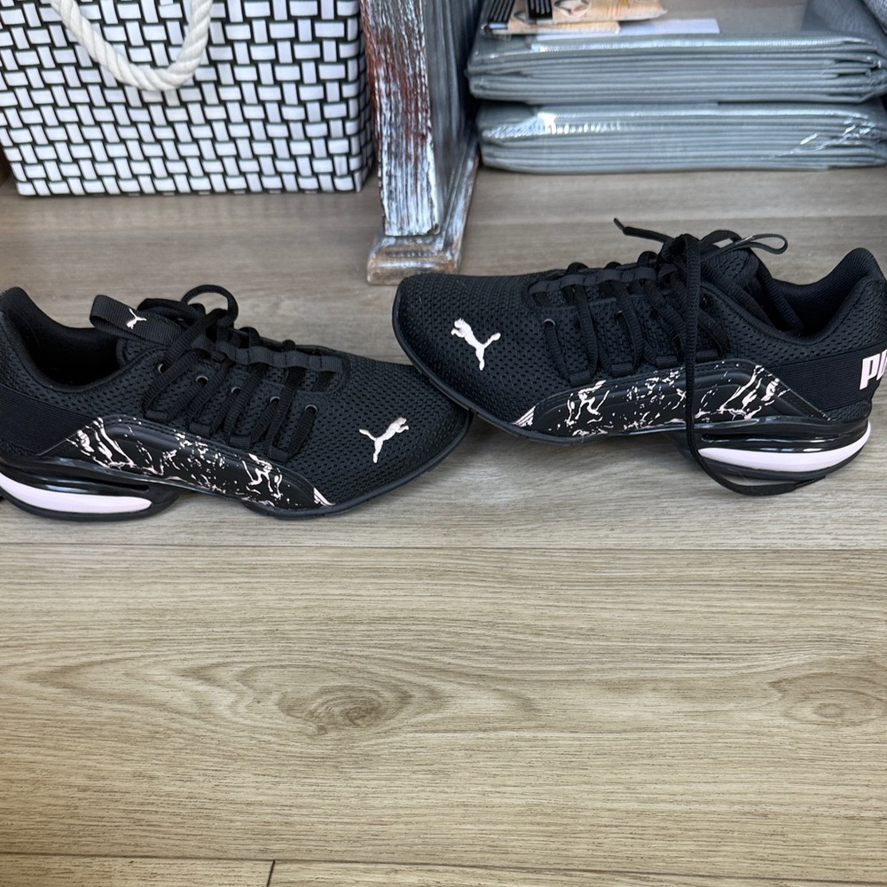 Puma Black Sneakers with light pink Detailing